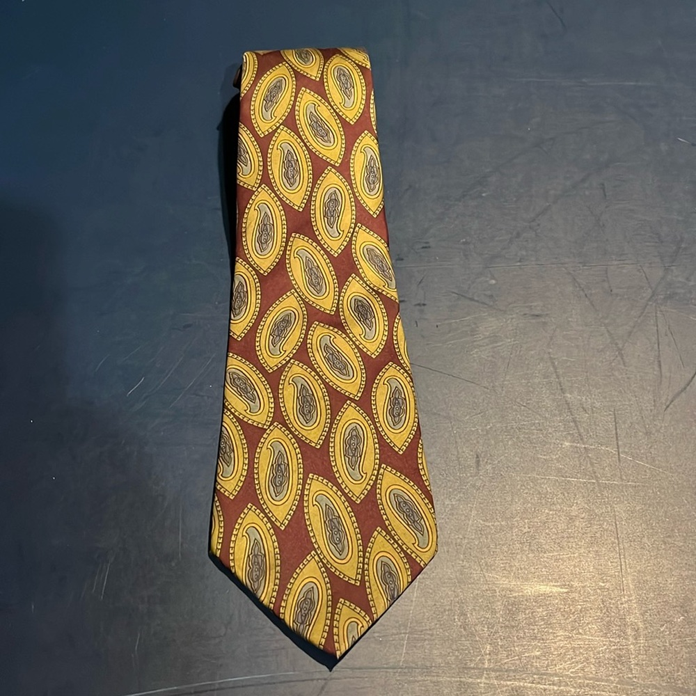 Vintage Hunting Horn men’s 100% silk paisley necktie 58” long by 4” wide